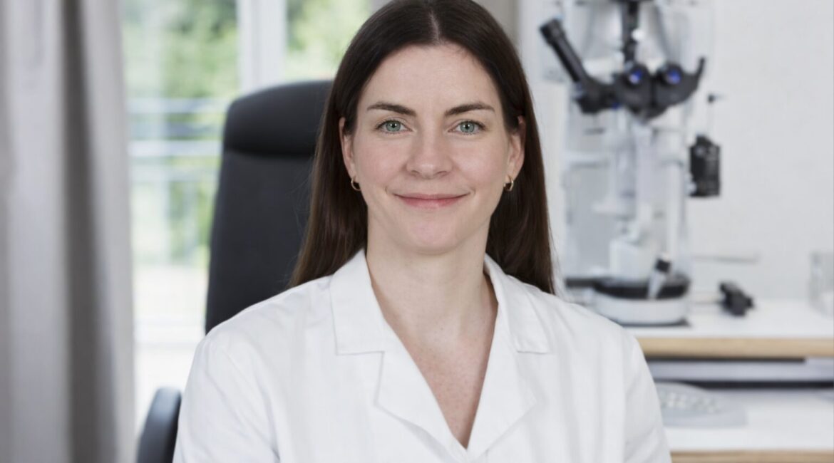 Portraitfoto Ärztin Sarah Patzelt vor ophthalmologischen Geräten