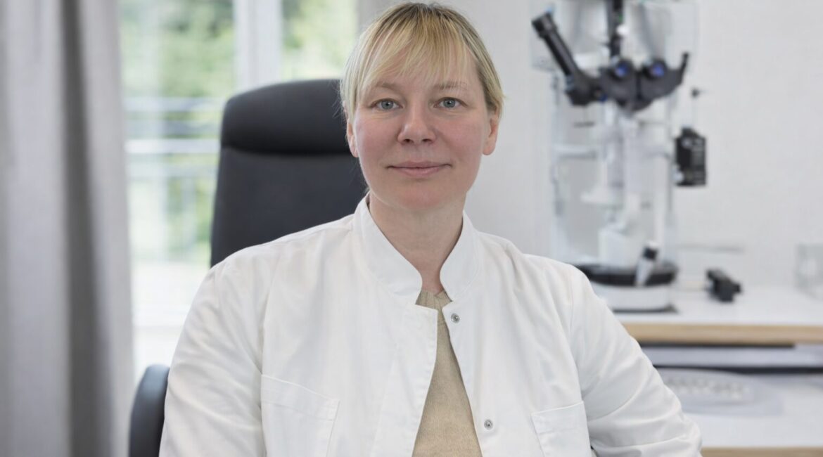 Portraitfoto Ärztin Olena Müller vor ophthalmologischen Geräten